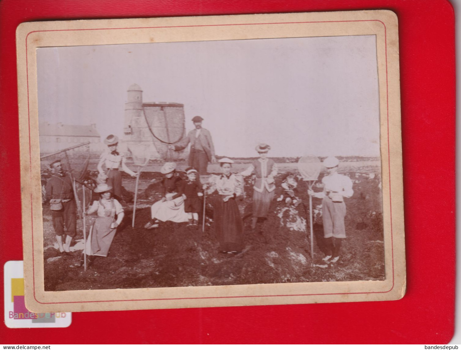 Rare Photo Originale Ancienne ST VAAST LA HOUGUE Fort Ile Tatihou Pecheuses Femmes élégantes  Accompagnée De Pecheur - Ancianas (antes De 1900)