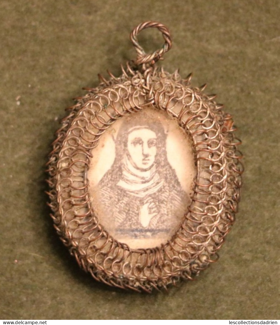 Médaille Religieuse Ancienne Travaillée Avec Des Fils Métalliques - Holy Religious Medal - Religión & Esoterismo