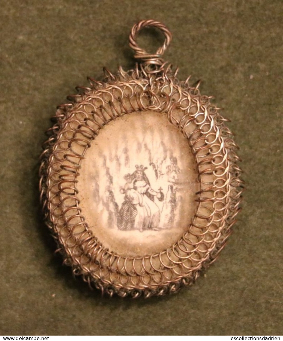 Médaille Religieuse Ancienne Travaillée Avec Des Fils Métalliques - Holy Religious Medal - Religión & Esoterismo