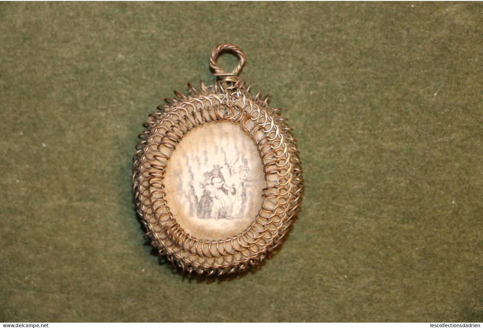 Médaille Religieuse Ancienne Travaillée Avec Des Fils Métalliques - Holy Religious Medal - Religion &  Esoterik