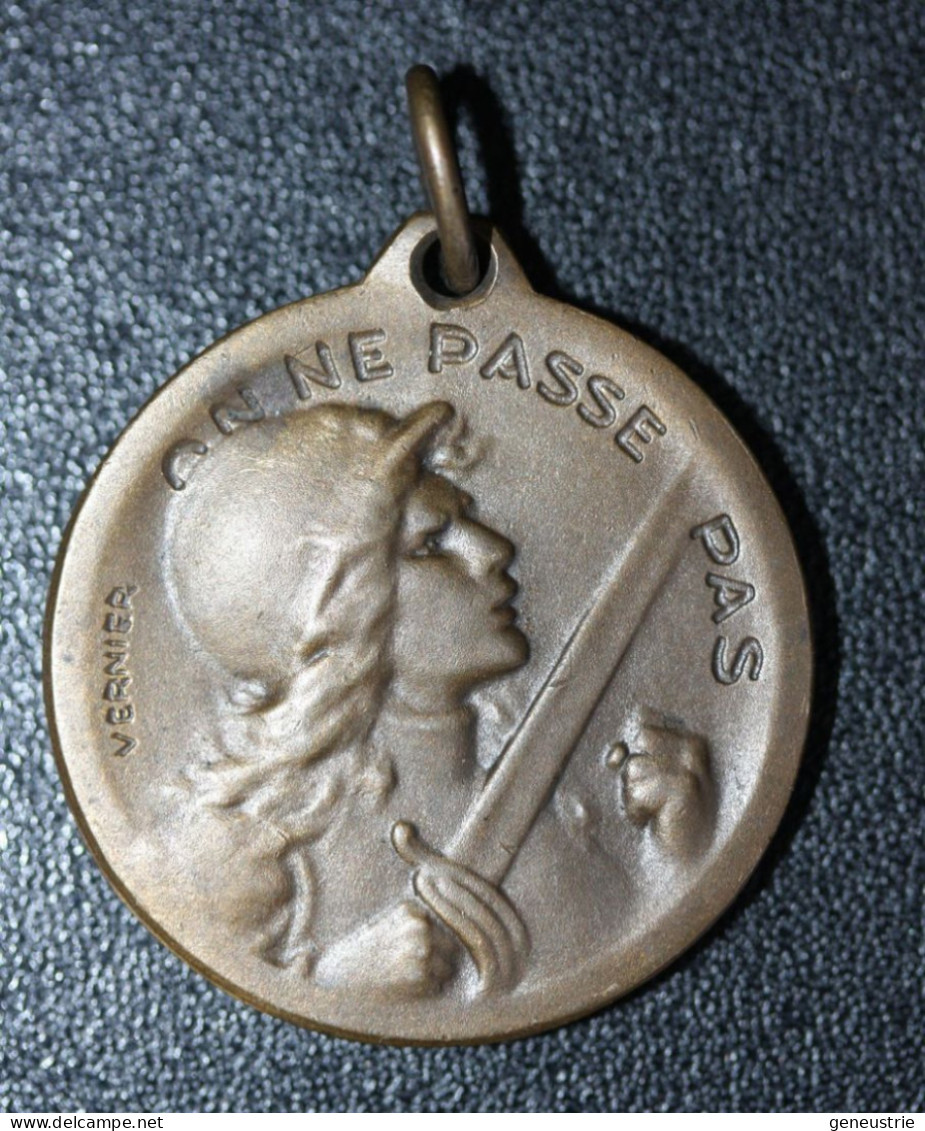 WWI - Beau Pendentif Médaille De Bronze De Poilu - Journée "On Ne Passe Pas / Verdun 21 Février 1916" WWI - 1914-18