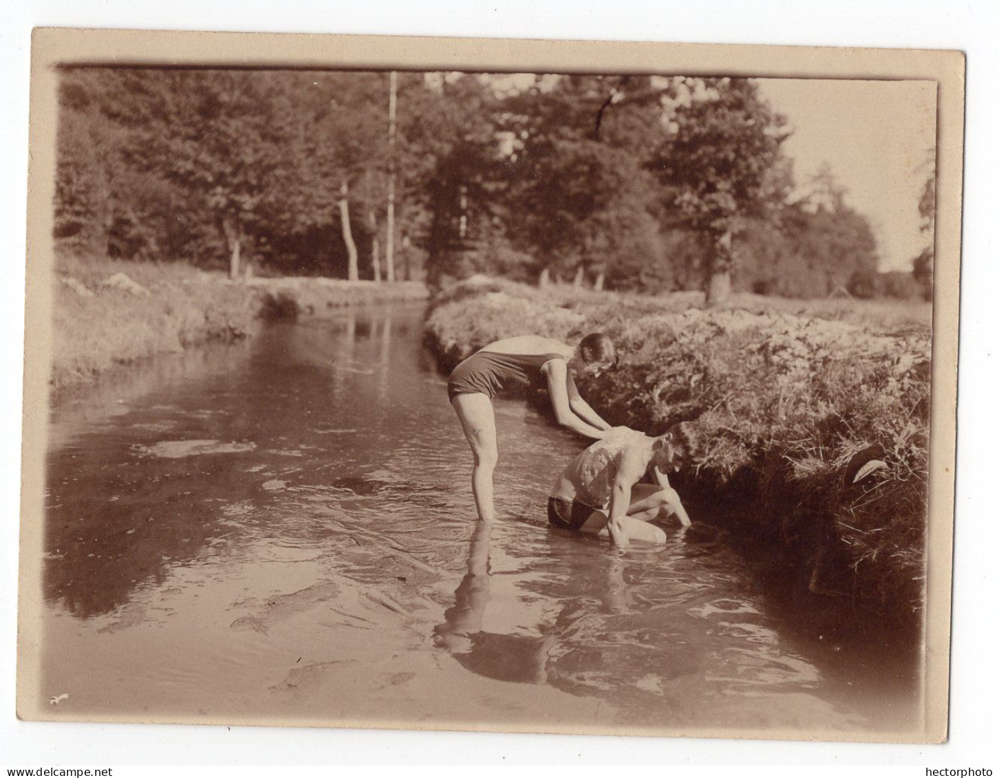 Snapshot Superbe Elegance Sepia Femme Homme Maillot De Bain Baignade Rivière Sexy Flapper Toilette Campagne Playboy Gay - Personnes Anonymes