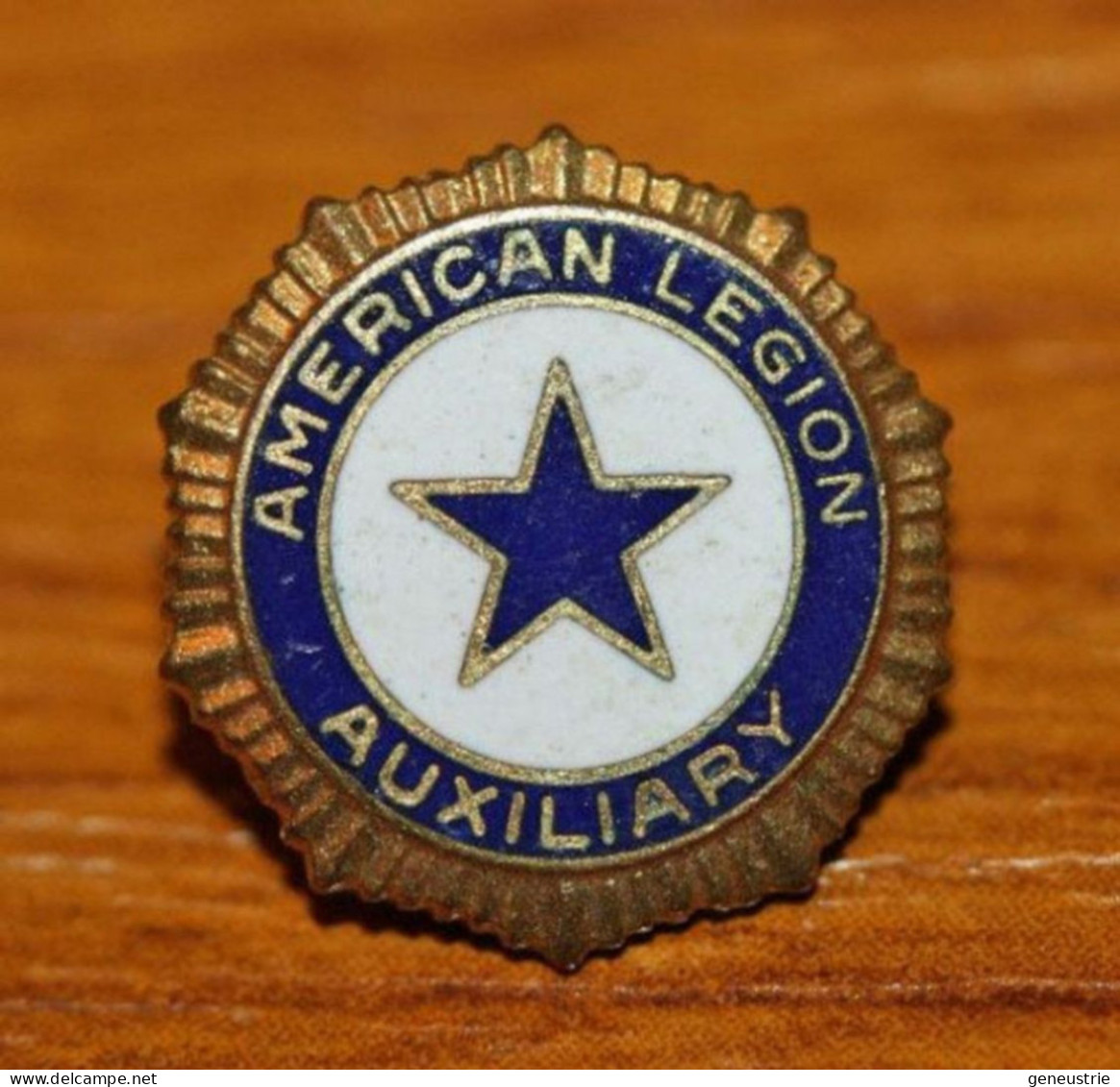 Insigne American Legion Auxiliary Pinback Pin Pat.55398 - Broche De La Légion Américaine  - Etats-Unis - United States - Stati Uniti