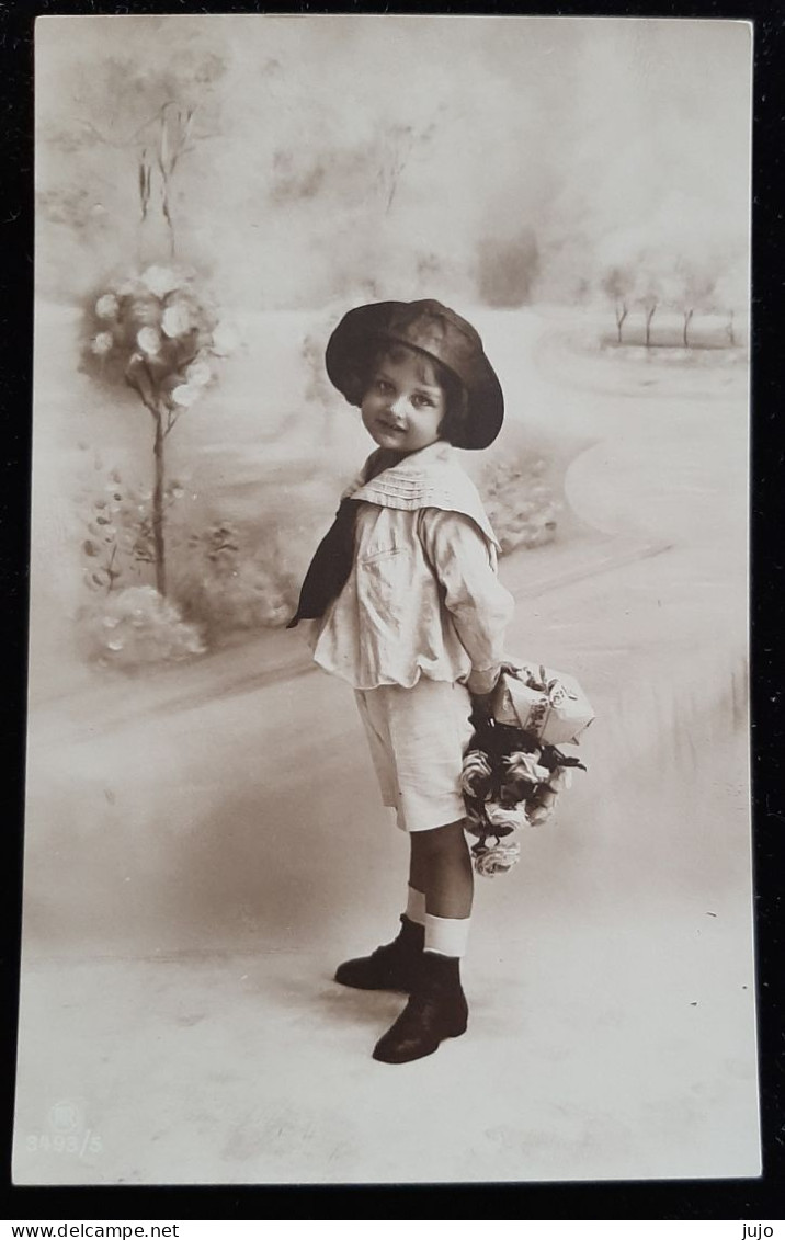 CPA  - Enfants -  Enfant En Chapeau  Blouse Col Marin Main Derrière Le Dos Avec Un Cadeau Et Des Fleurs - Autres & Non Classés