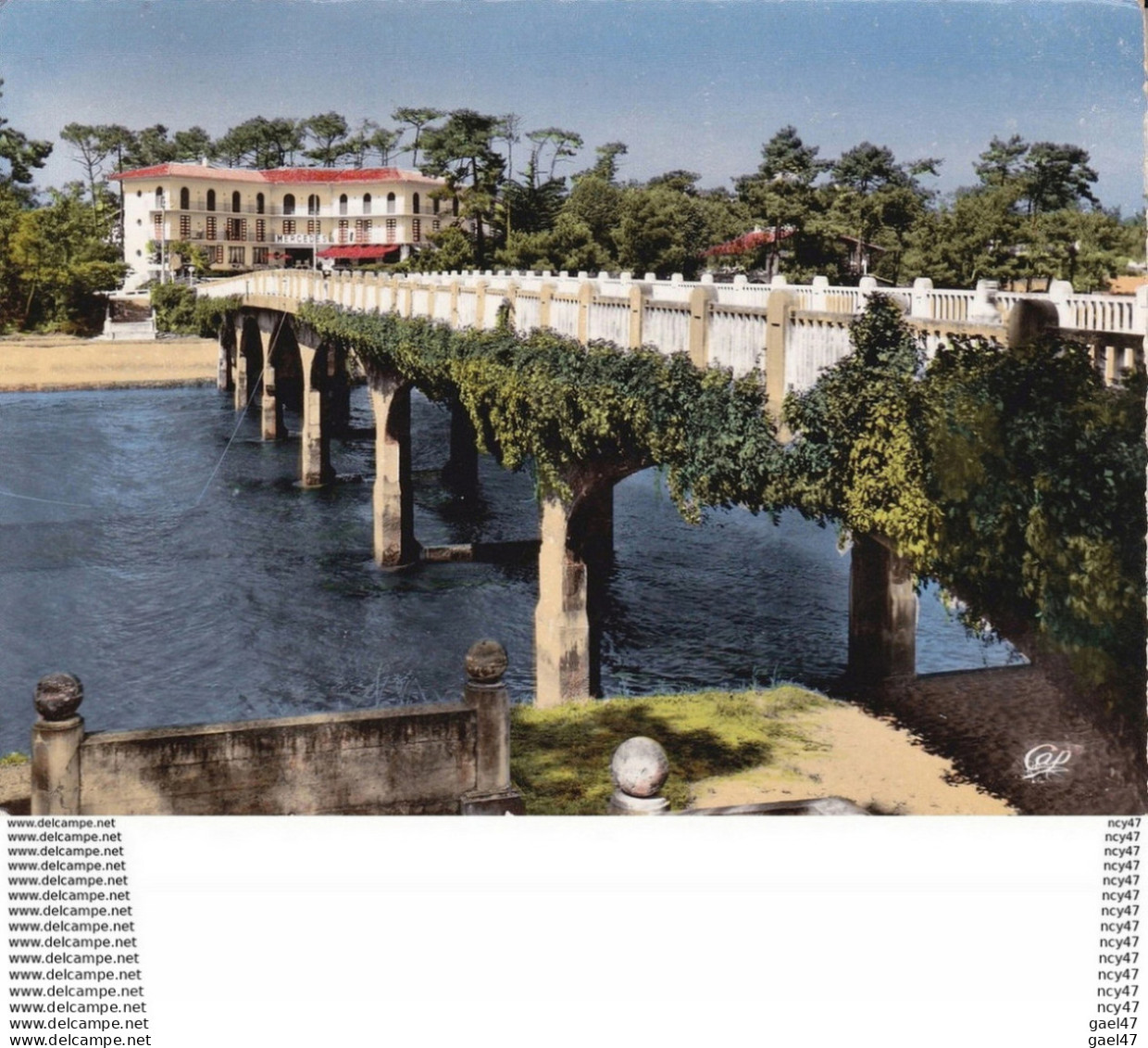 CPSM/gf  (40)  HOSSEGOR.  Pont Sur Le Canal Du Lac Et Hôtel Mercédès. ...D028 - Hossegor