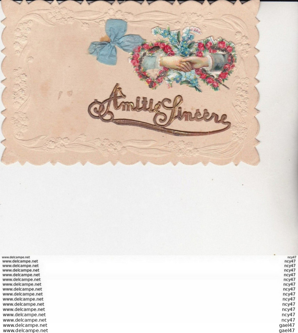 CPA. FANTAISIE.  Amitié Sincère. Mains Dans Des Coeurs, Bordure échancrée, Gaufré,  Découpis.  ..U948 - Compleanni