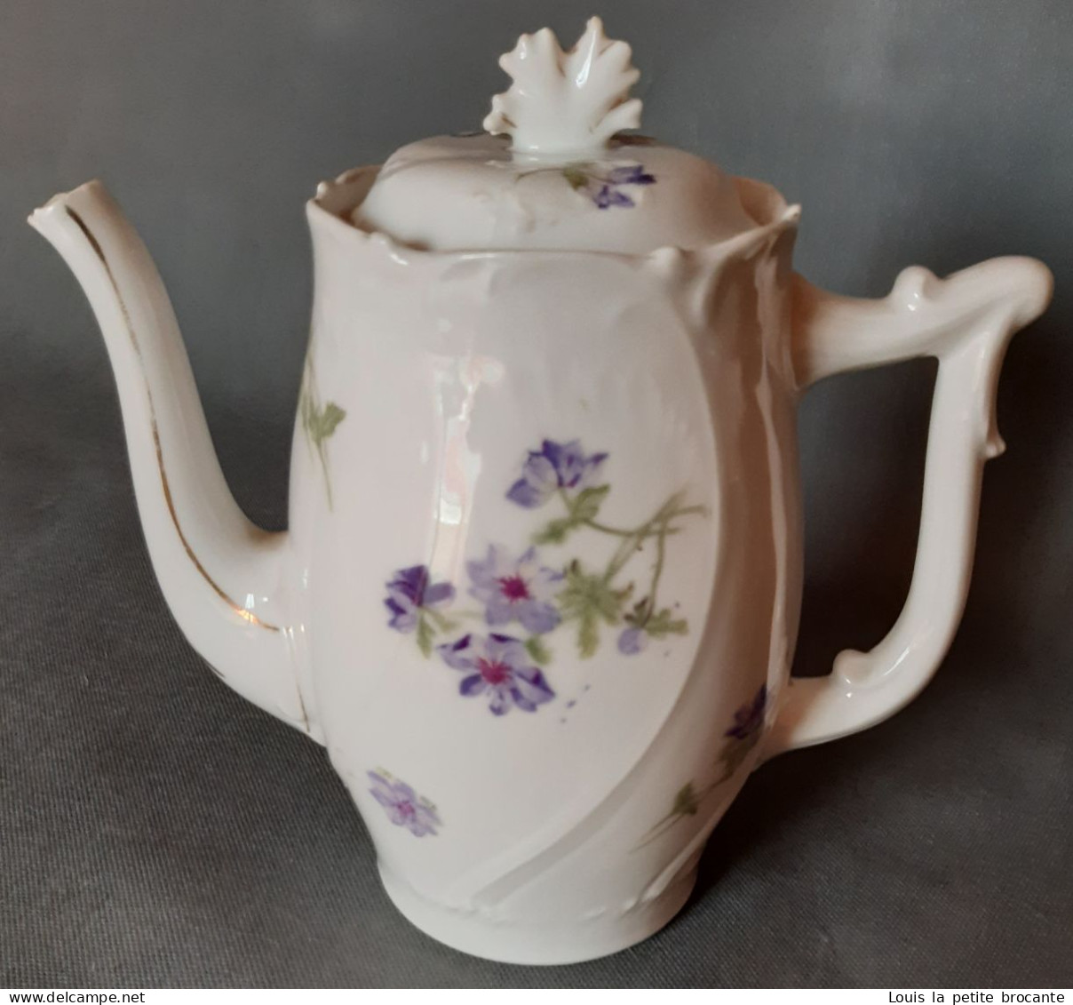 Cafetière En Porcelaine, Blanche Motif Floral Violet. Un Casse Sur Le Bec Verseur. - Andere & Zonder Classificatie