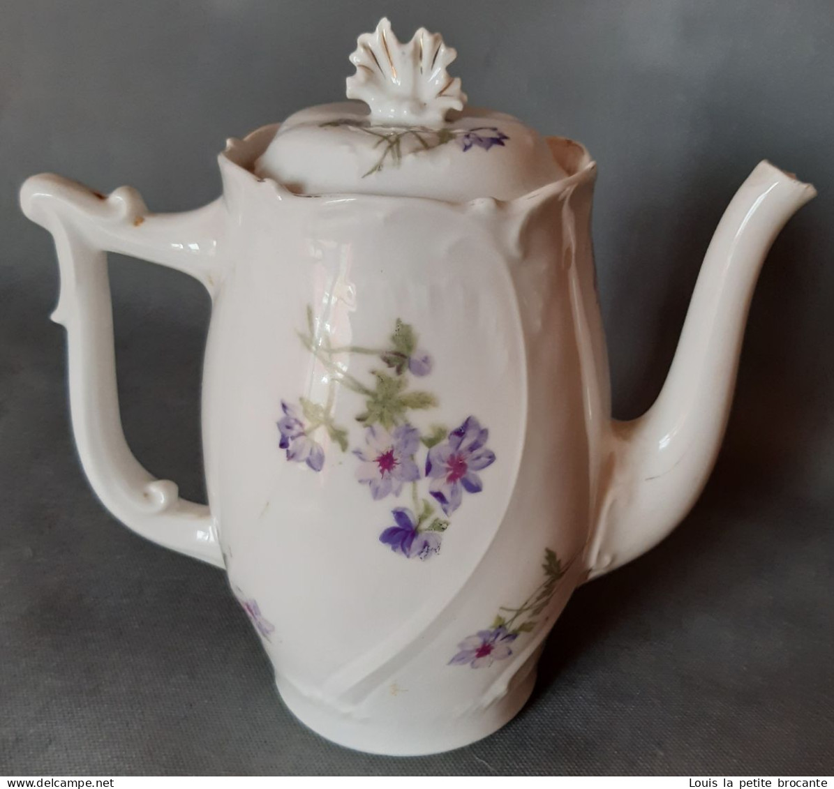 Cafetière En Porcelaine, Blanche Motif Floral Violet. Un Casse Sur Le Bec Verseur. - Sonstige & Ohne Zuordnung