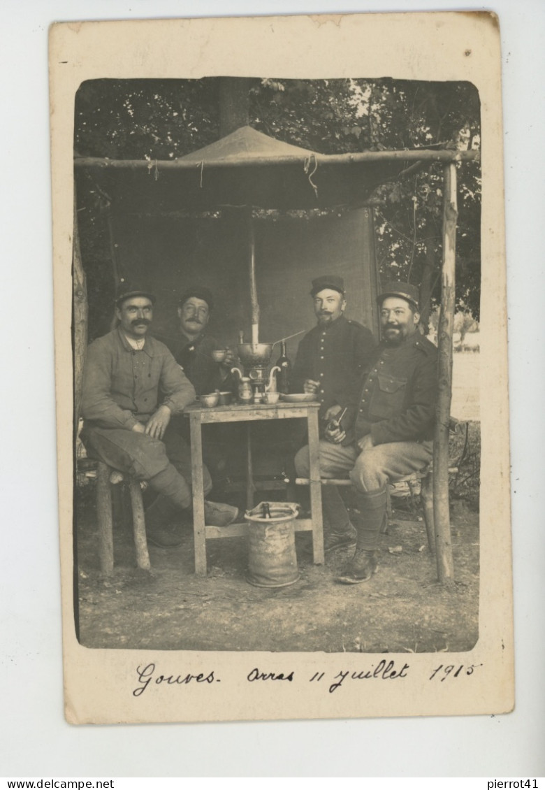 GUERRE 1914-18 - ARRAS - Belle Carte Photo Militaires Avec Gamelles Et Réchaud Sous Abri Prise à GOUVES En 1915 - Arras