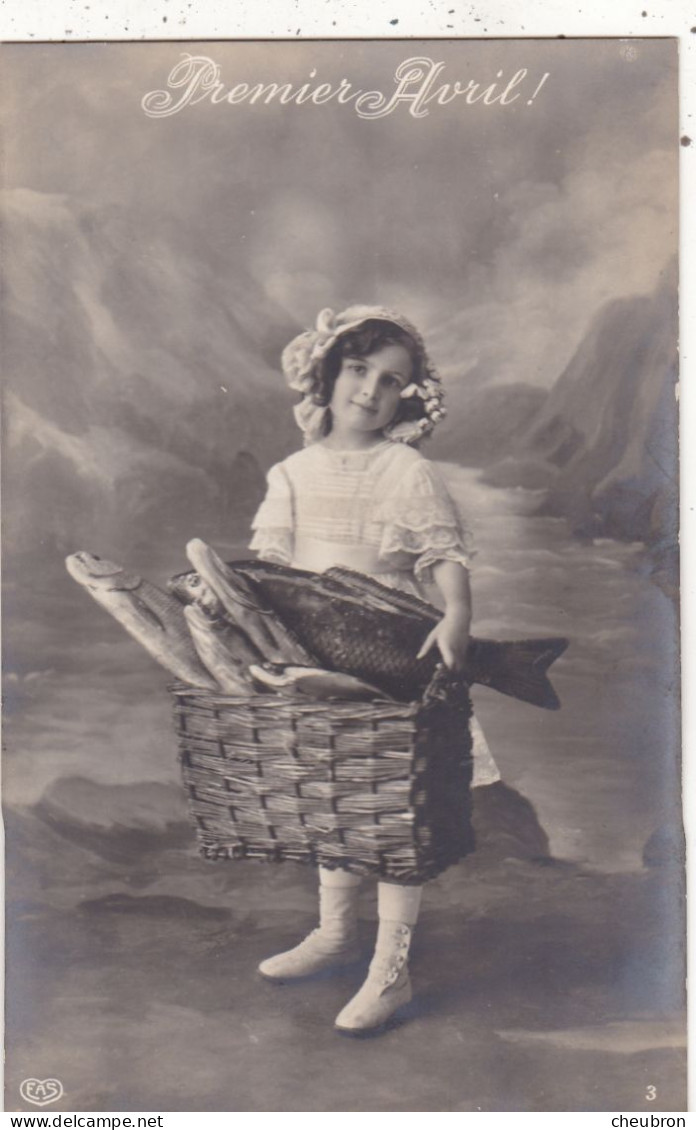 1er AVRIL. CPA FANTAISIE.. " PREMIER AVRIL ". FILLETTE MARCHANDE DE POISSONS ". ANNEE 1910 + TEXTE - April Fool's Day