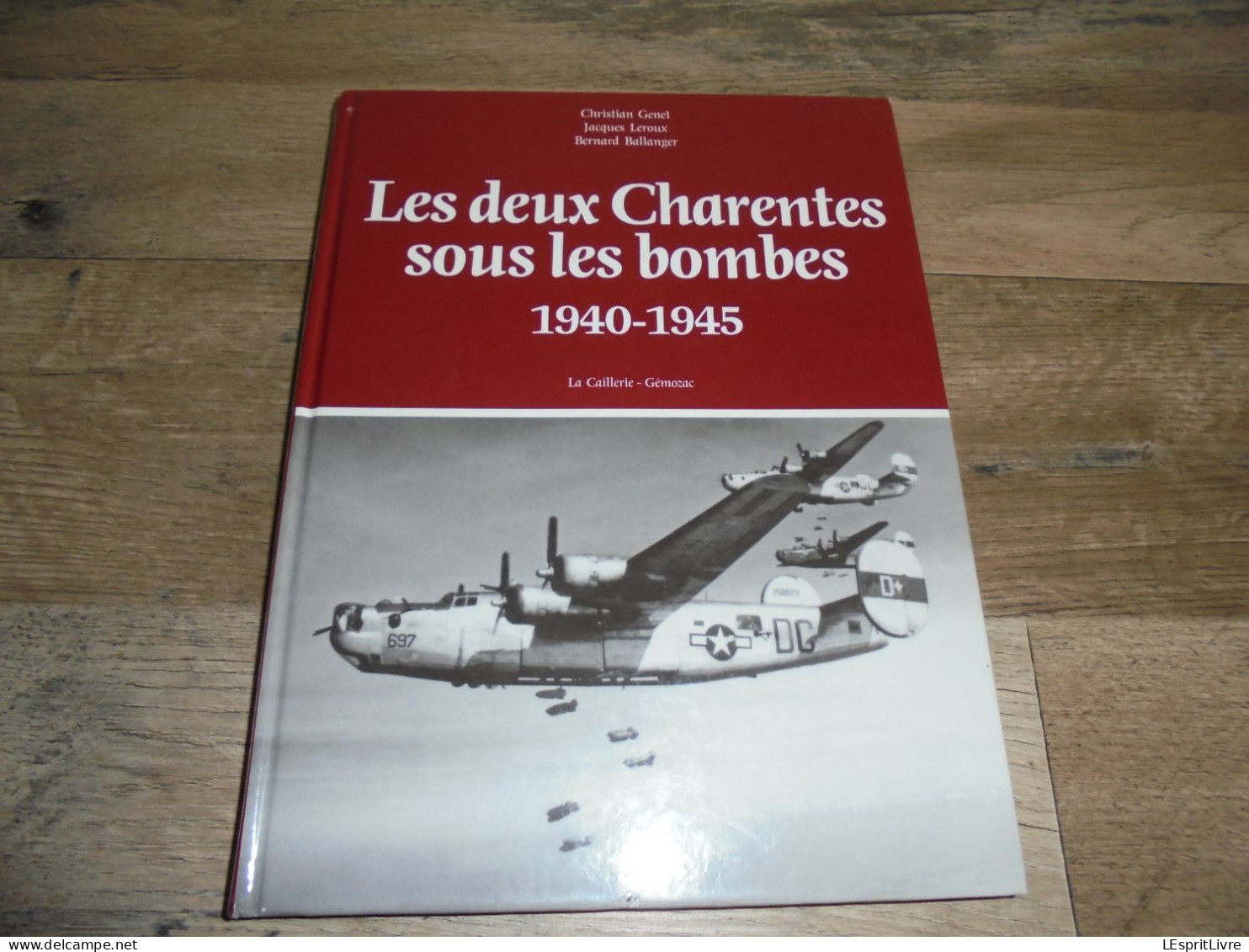 LES DEUX CHARENTES SOUS LES BOMBES Guerre 40 45 Champ Aviation Avion RAF USAAF 8 ème Air Force Résistance Maquis Cognac - War 1939-45