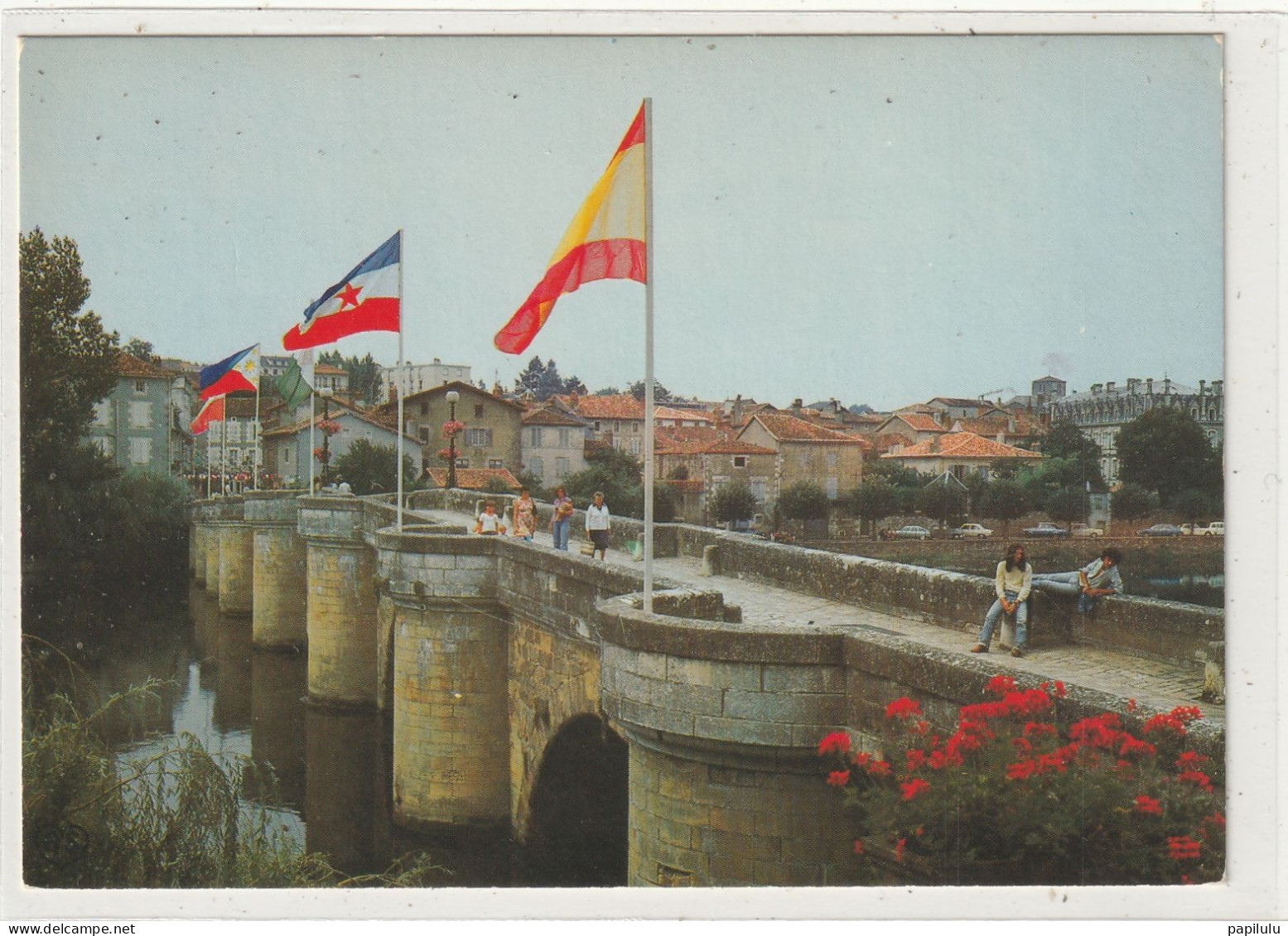 23 DEPT 16 : édit. Artaud Frères N° 1: Confolens Le Pont Vieux Sur La Vienne - Confolens