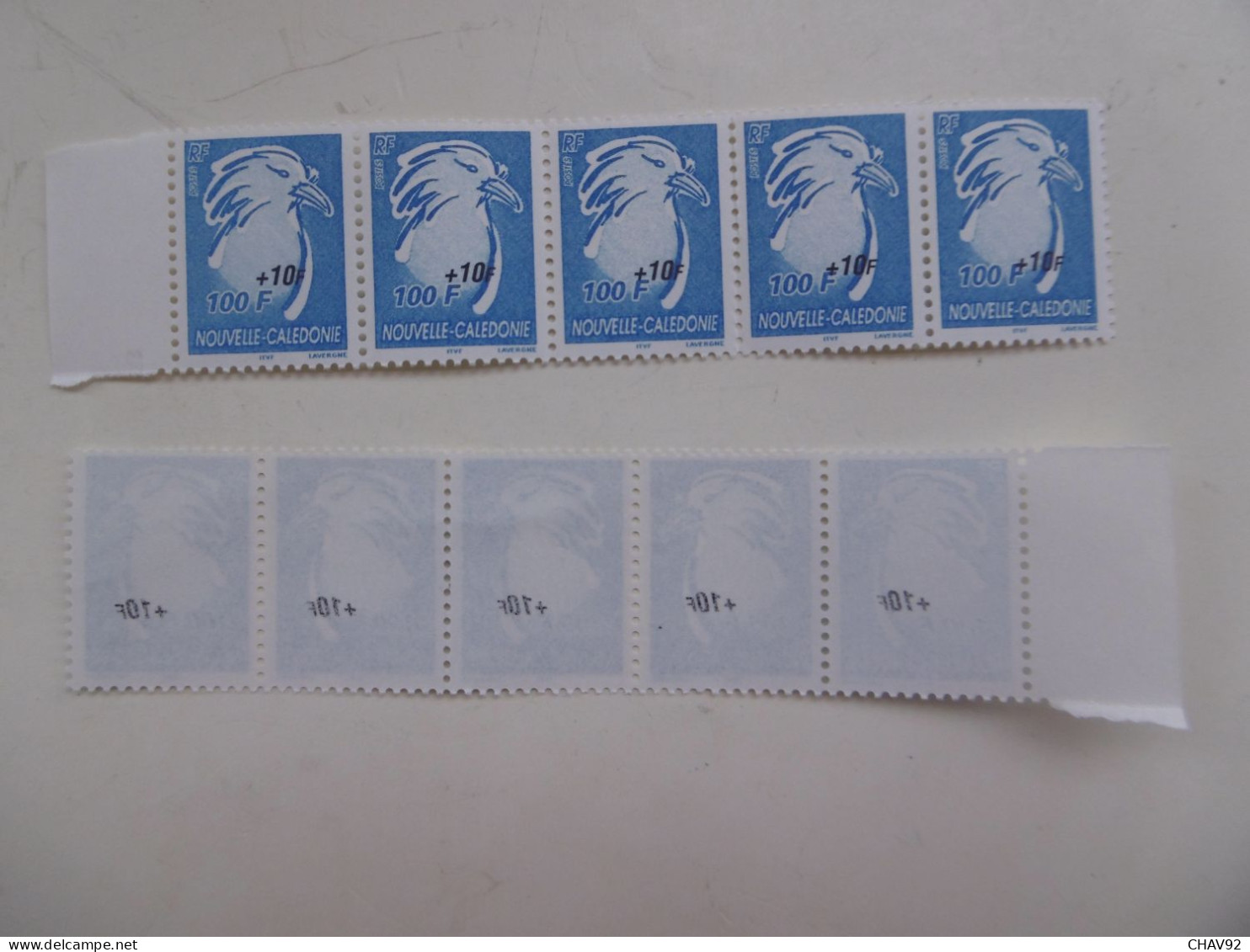 NOUVELLE CALEDONIE   P964a * *   SERIE COURANTE  OISEAU  BANDE DE 5 DECALAGE DE SURTAXE ET RECTO VERSO - Unused Stamps