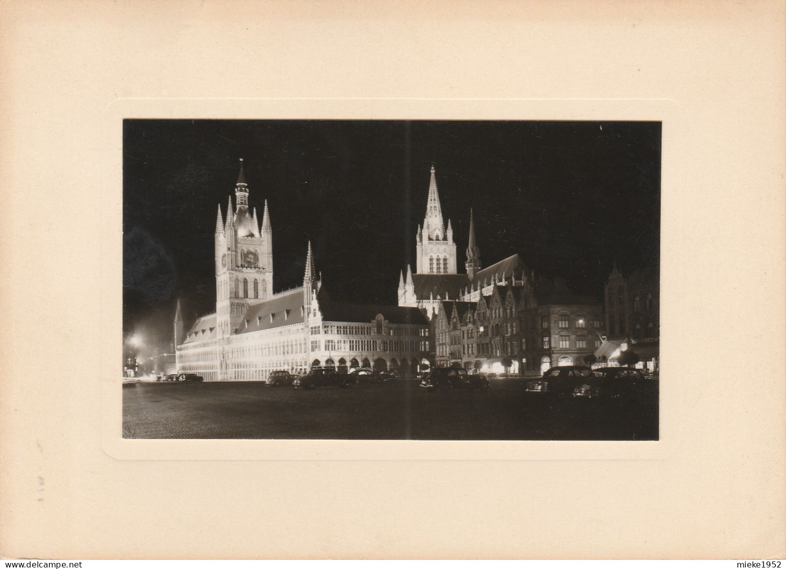 Ieper , Grote Markt  ; PUB Kaart : Albéric Samyn Houblons Poperinge - Ieper