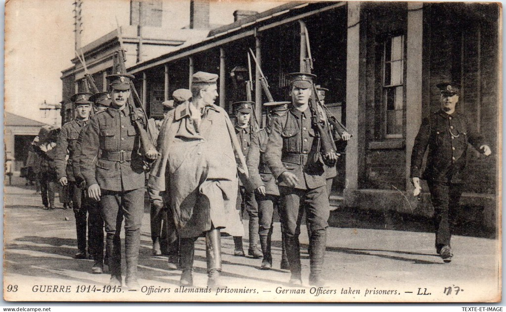 MILITARIA 1914-1918 - Des Officiers Allemands Prisonniers  - Guerre 1914-18
