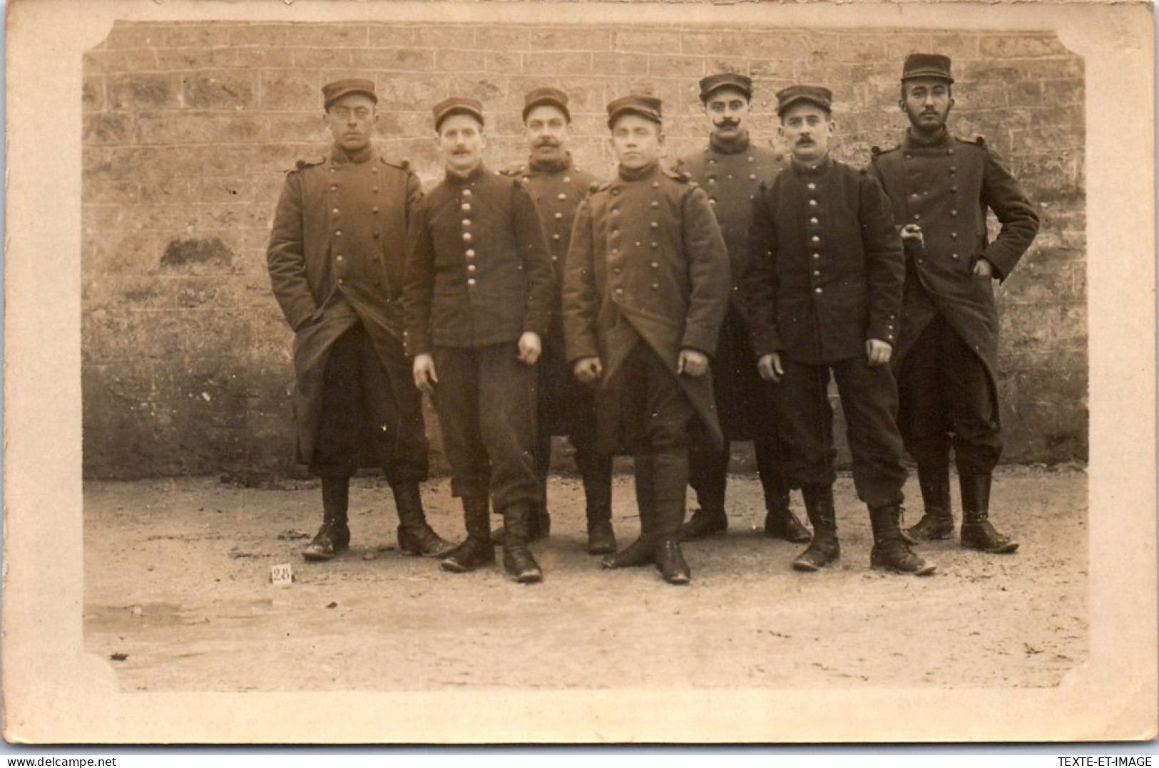 MILITARIA 1914-1918 - CARTE PHOTO - Groupe De 7 Militaires. - Guerre 1914-18