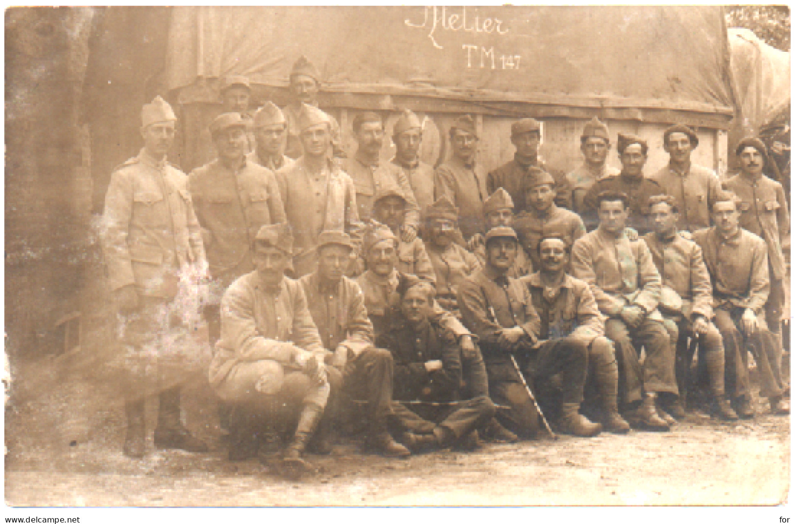 Militaria : Militaire : Carte Photo : Groupe De Soldats En Pose : Régiment à Identifier : Atelier T M 147 - Reggimenti