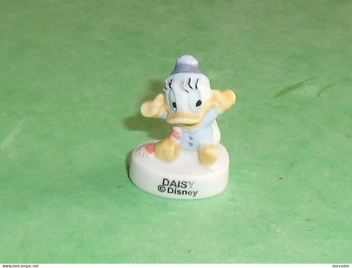 Fèves / Fève / Disney : Bébé Daisy  " Mat "  T126 - Disney