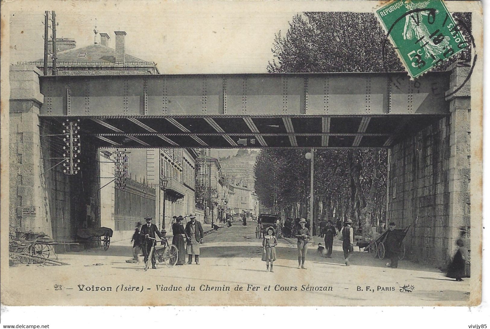 38 - VOIRON - Belle Animation Sous Le Viaduc Du  Chemin De Fer Et Cours Sénozan - Voiron