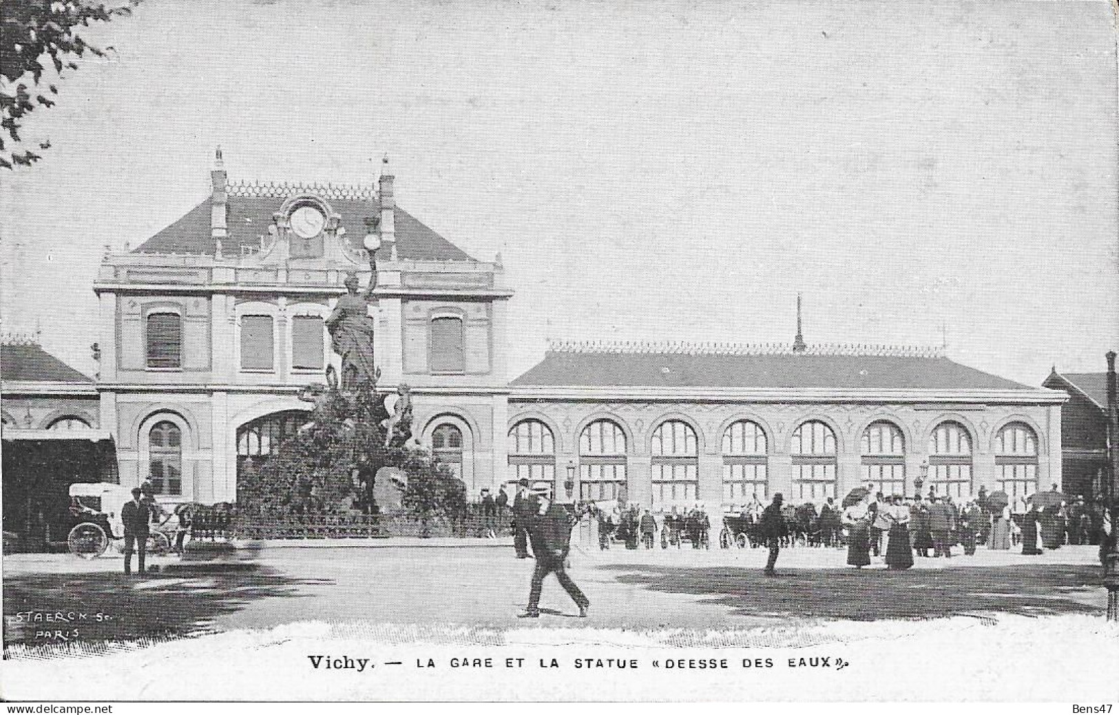 03 Vichy La Gare Et La Statue - Deesse Des Eaux - Vichy