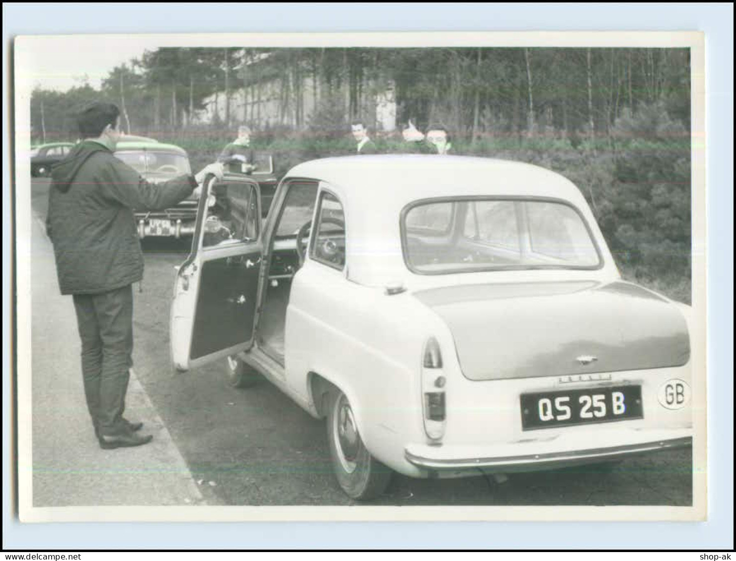 W7E75/ Auto Ford Anglia Foto AK Ca.1960   (b) - Autres & Non Classés