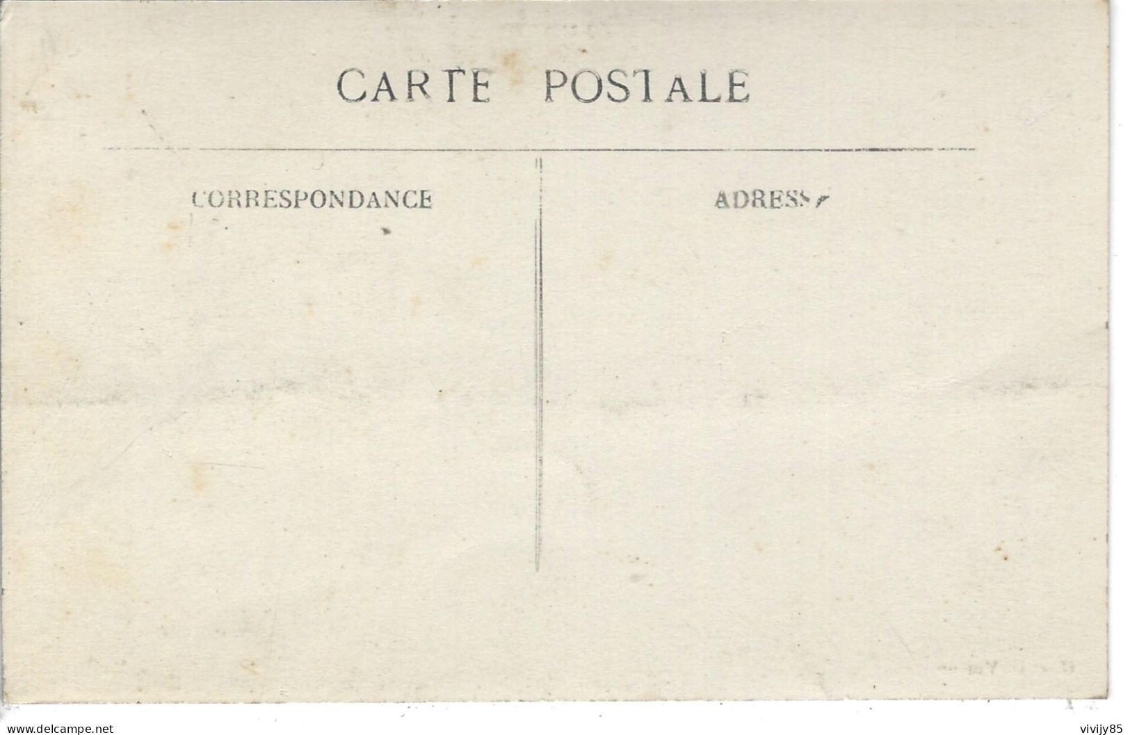 38 - St LAURENT DU PONT - T.Belle Vue Animée De La Place ( Café Tartavel , Pharmacie ) - Saint-Laurent-du-Pont