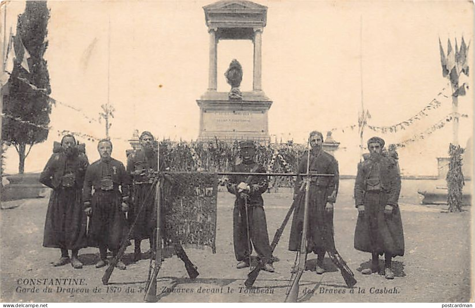 Algérie - CONSTANTINE - 3ème Régiment De Zouaves - Garde Du Drapeau De 1870 Devant Le Tombeau Des Braves à La Casbah - E - Constantine