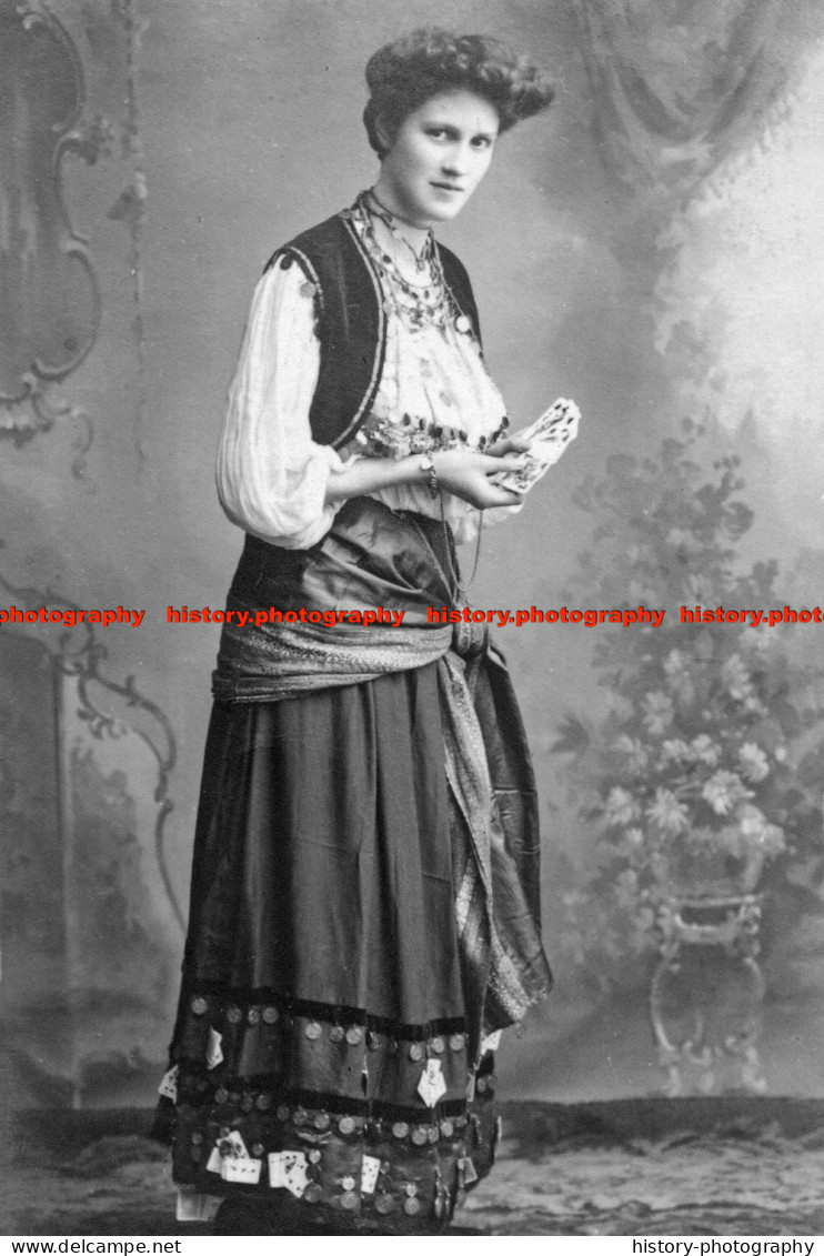F006276 A Woman In Gypsy Clothes With Cards In Her Hands - REPRODUCTION - Other & Unclassified