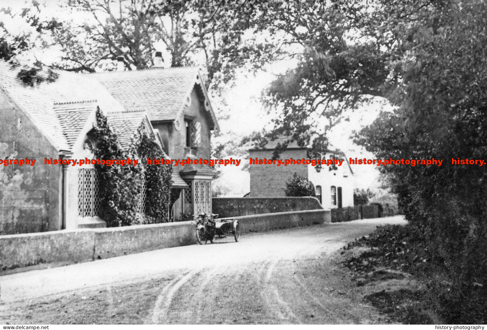 F006268 Hampshire. Boldre. The Motorcycle Is Standing At The House - REPRODUCTION - Other & Unclassified