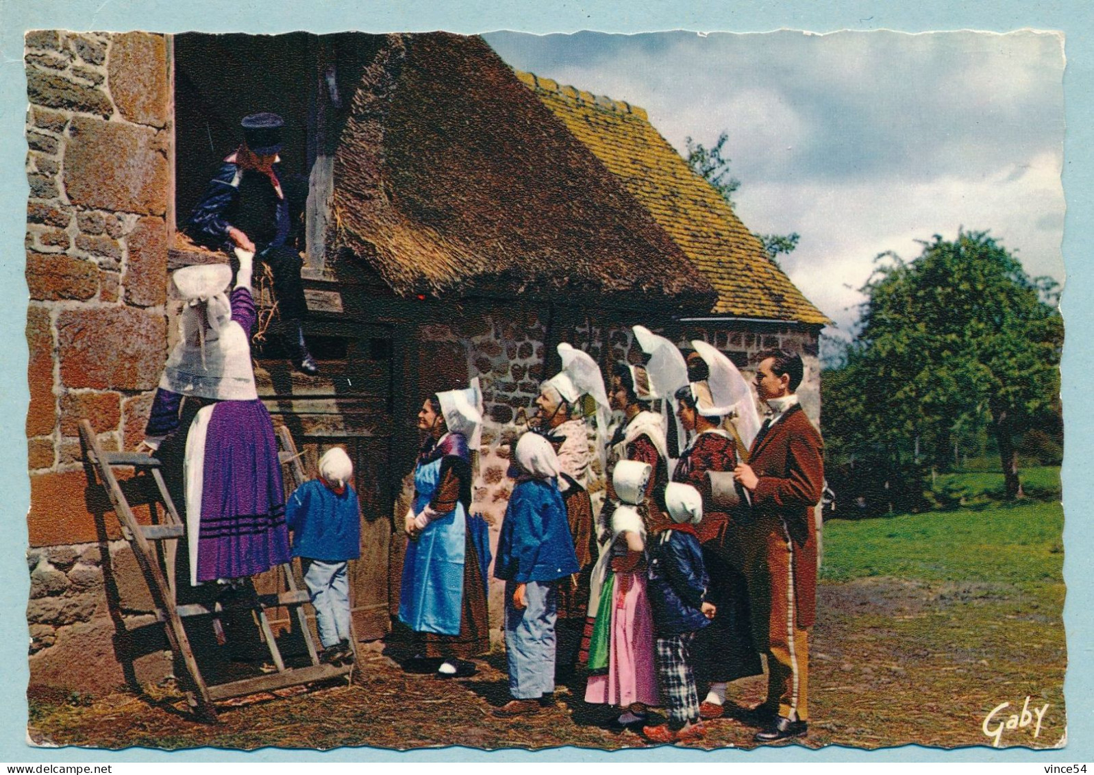 LA NORMANDIE - Visite Au Fenil - Coiffes D'Argentan, Bayeux Le Bô " - Costumes