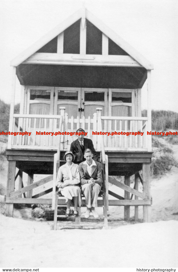 F006255 House On The Beach. Family Are Sitting On The Stairs - REPRODUCTION - Other & Unclassified