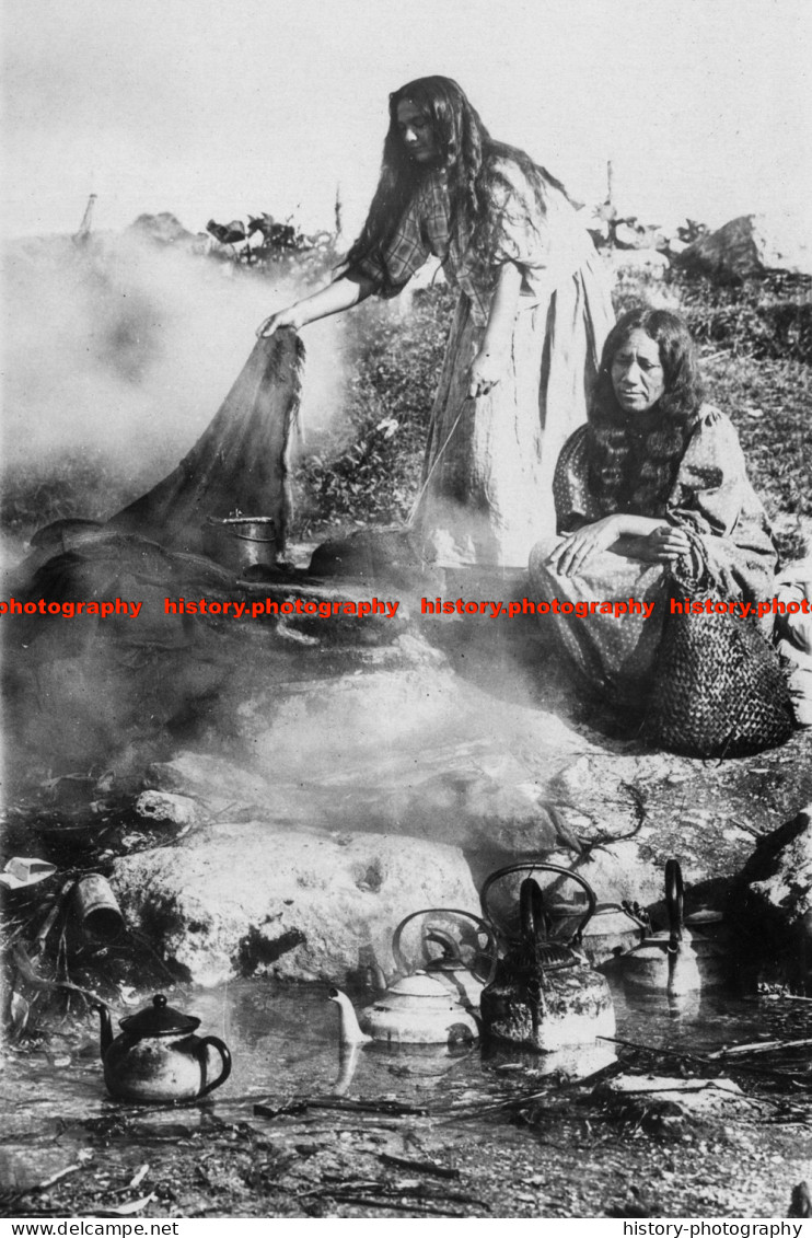 F006246 New Zealand. Rotorua. Maori Women Boiling Water In A Hot Pool. 1910 - REPRODUCTION - Other & Unclassified