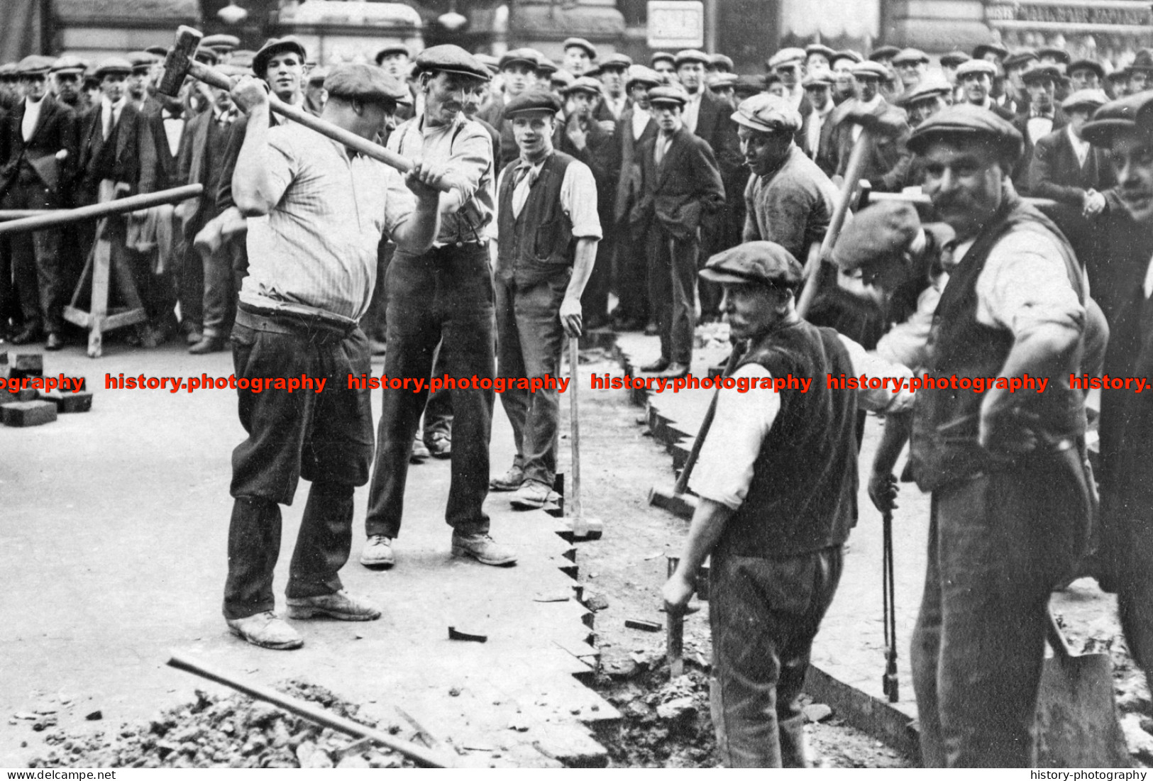 F006250 A Group Of Men Work On The Road. 1927 - REPRODUCTION - Other & Unclassified