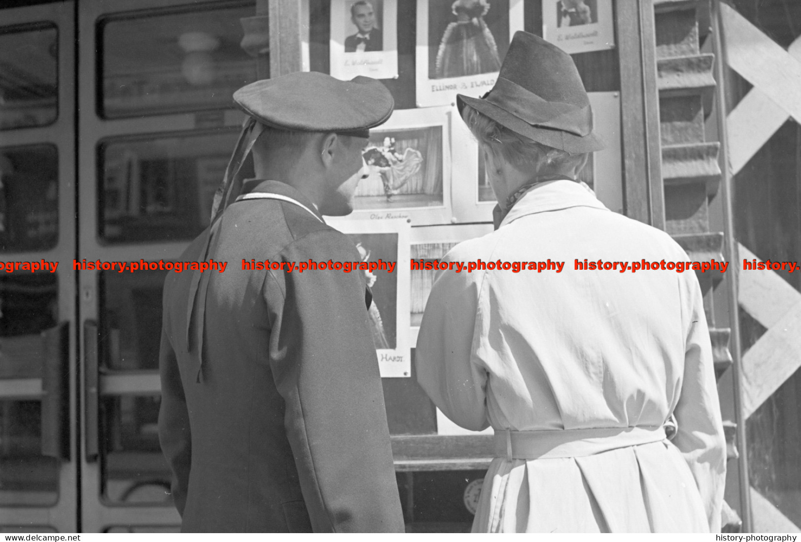 F006978 German Sailor And Woman. WW2 - REPRODUCTION - Sonstige & Ohne Zuordnung