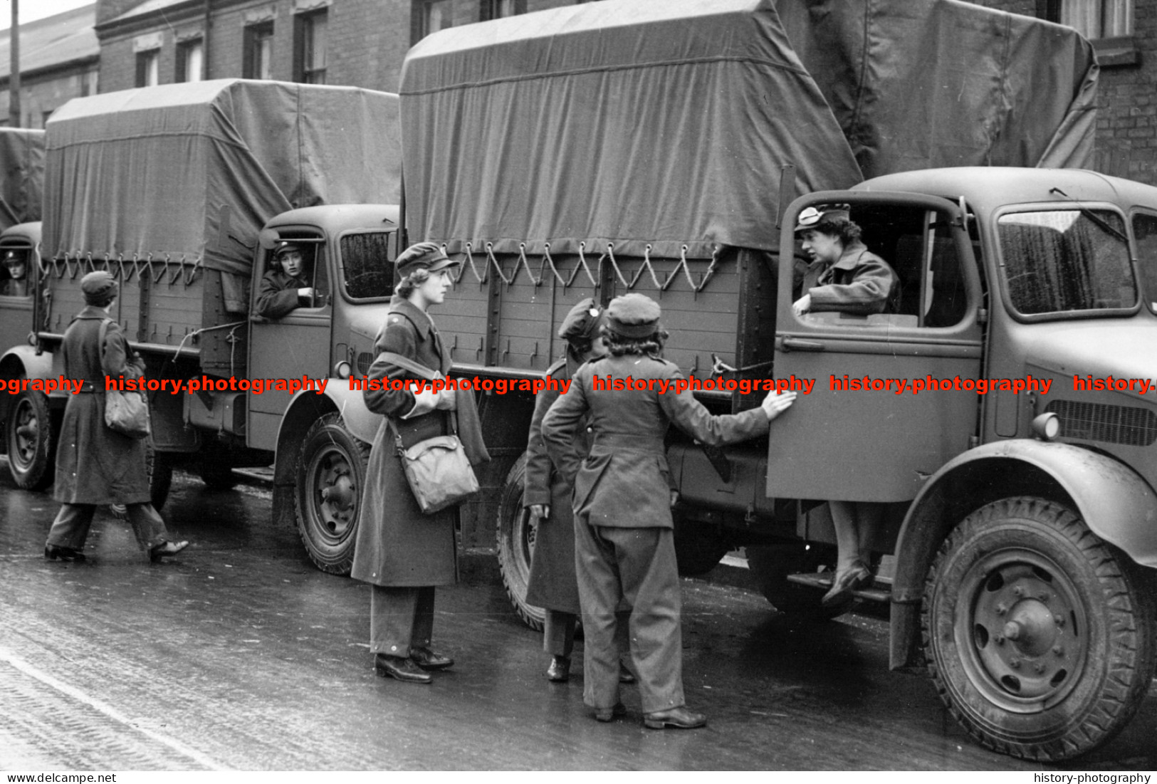 F006979 ATS Girls And Military Trucks. WW2 - REPRODUCTION - Sonstige & Ohne Zuordnung