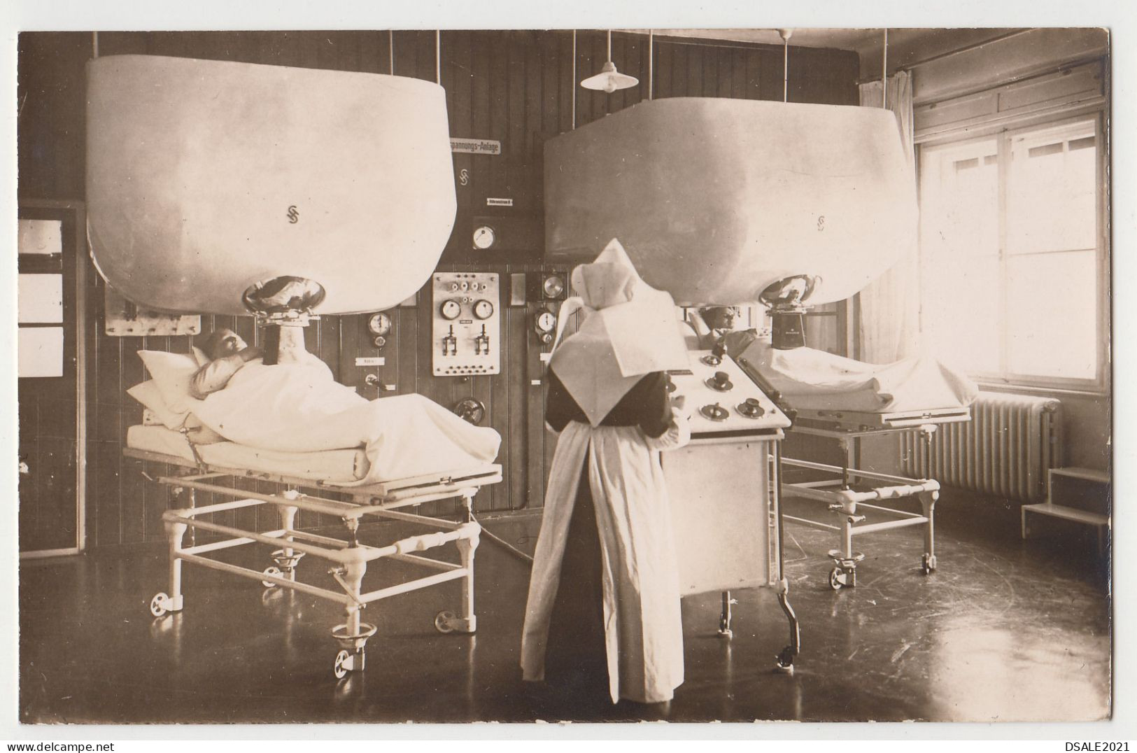Hospital Room With Equipment, Interior, Nurse Rear Portrait, Vintage 1930s Orig Photo 13.9x8.9cm. (31226) - Oggetti