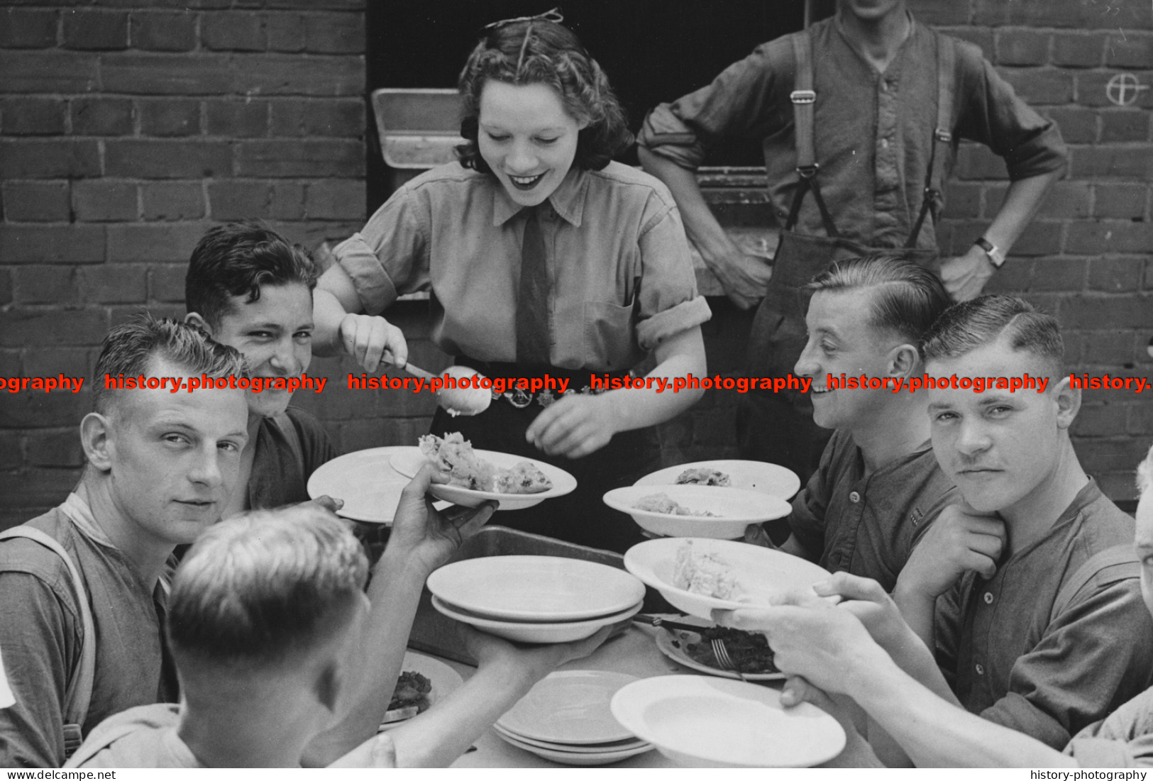 F010018 ATS Girl Serves Lunch. WW2 - REPRODUCTION - Autres & Non Classés