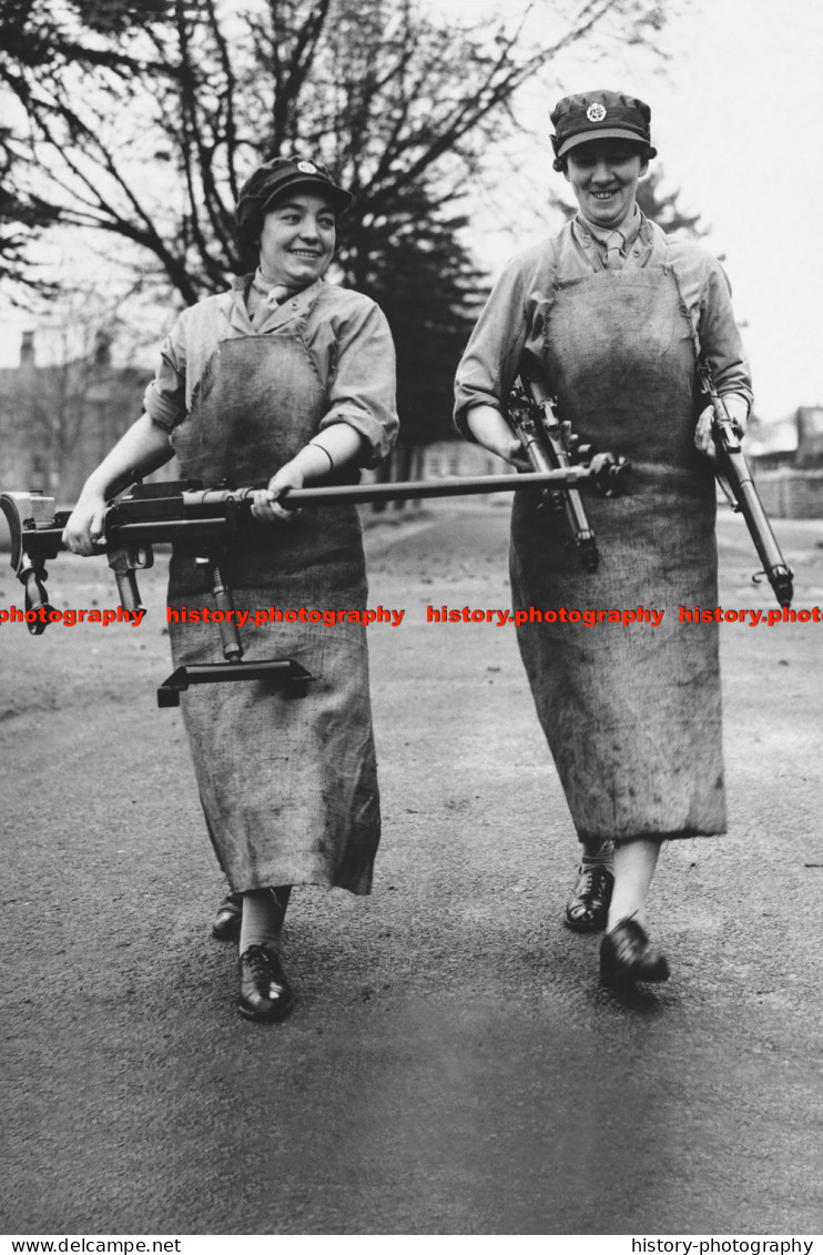 F009941 ATS Girls With Guns. WW2 - REPRODUCTION - Autres & Non Classés