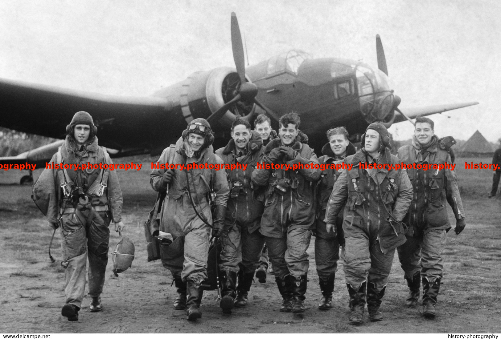 F009937 RAF Bomber Crew. 1940. WW2 - REPRODUCTION - Autres & Non Classés