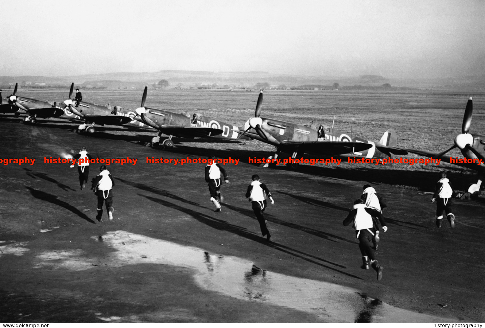 F009921 Ile De France Squadron. Supermarine Spitfire Aircrafts. WW2 - REPRODUCTION - Autres & Non Classés