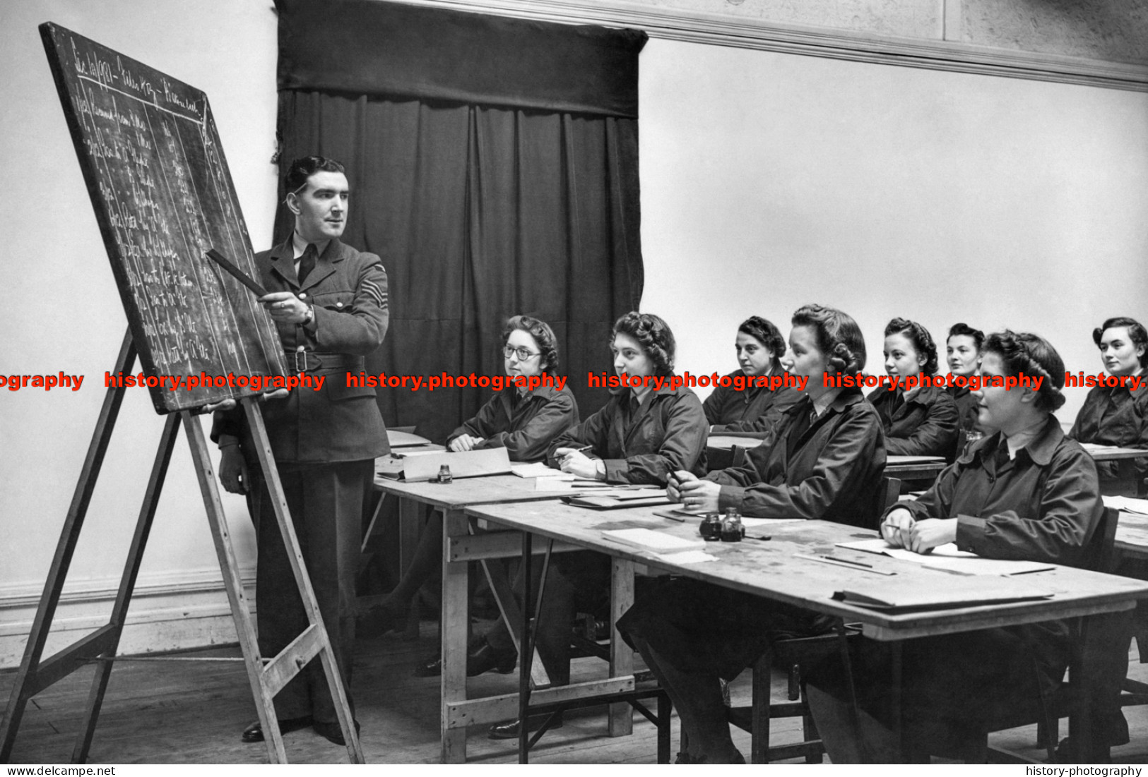 F009900 WAAF Girls In School Of Accountant. WW2 - REPRODUCTION - Otros & Sin Clasificación