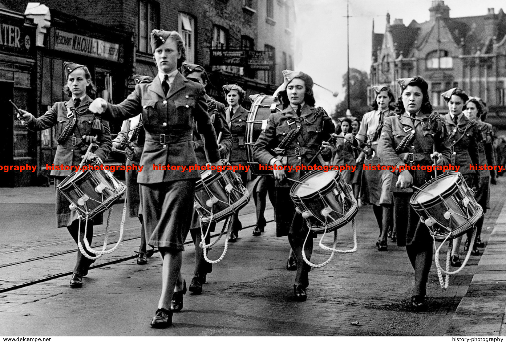 F009896 WAAF Girls On Parade. WW2 - REPRODUCTION - Otros & Sin Clasificación