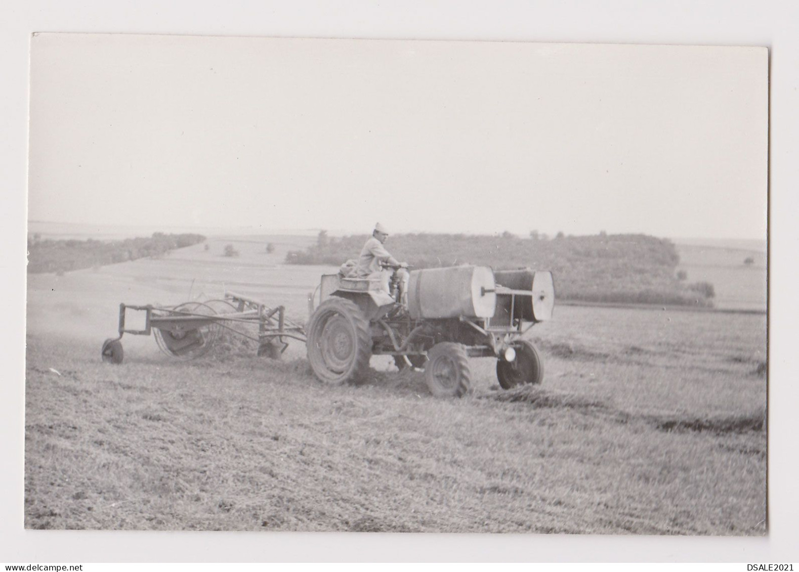 Old Farm Tractor On The Field, Scene, Vintage Orig Photo 12.5x8.3cm. (68555) - Cars