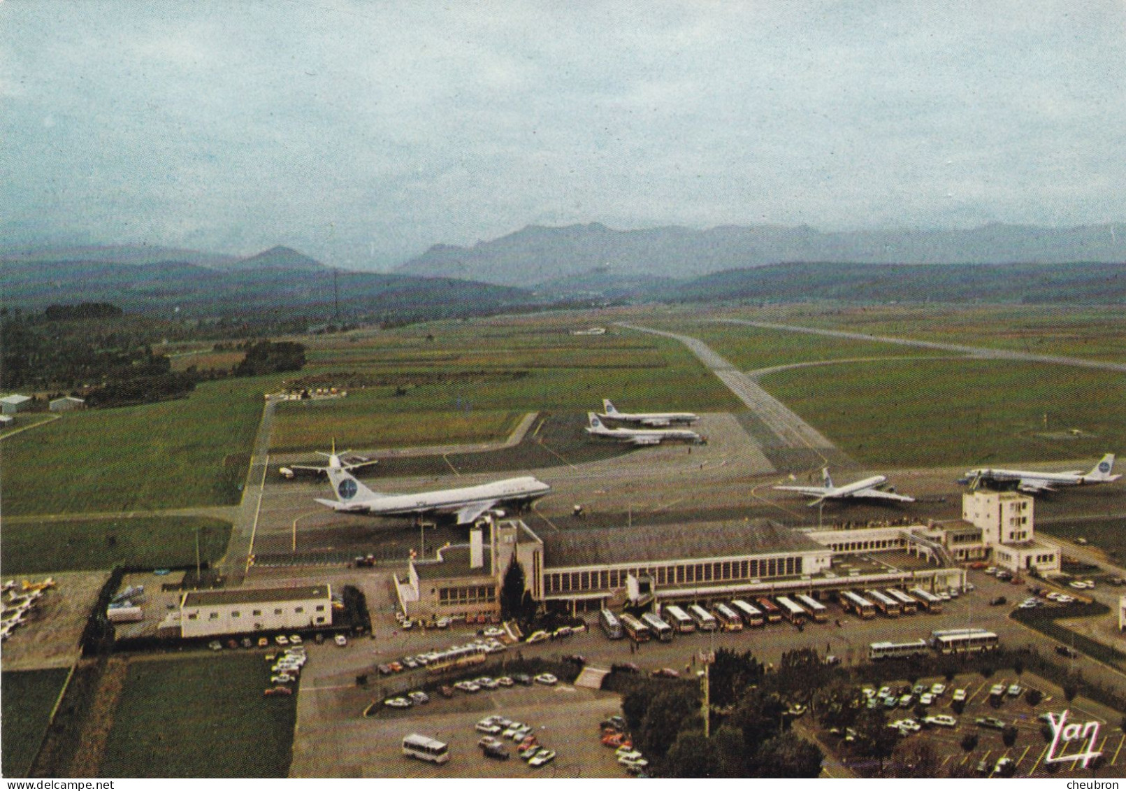 AEROPORT. CPSM. VUE AERIENNE.  AEROPORT INTERNATIONAL DE TARBES - LOURDES PYRENEES. + TEXTE - Aerodrome