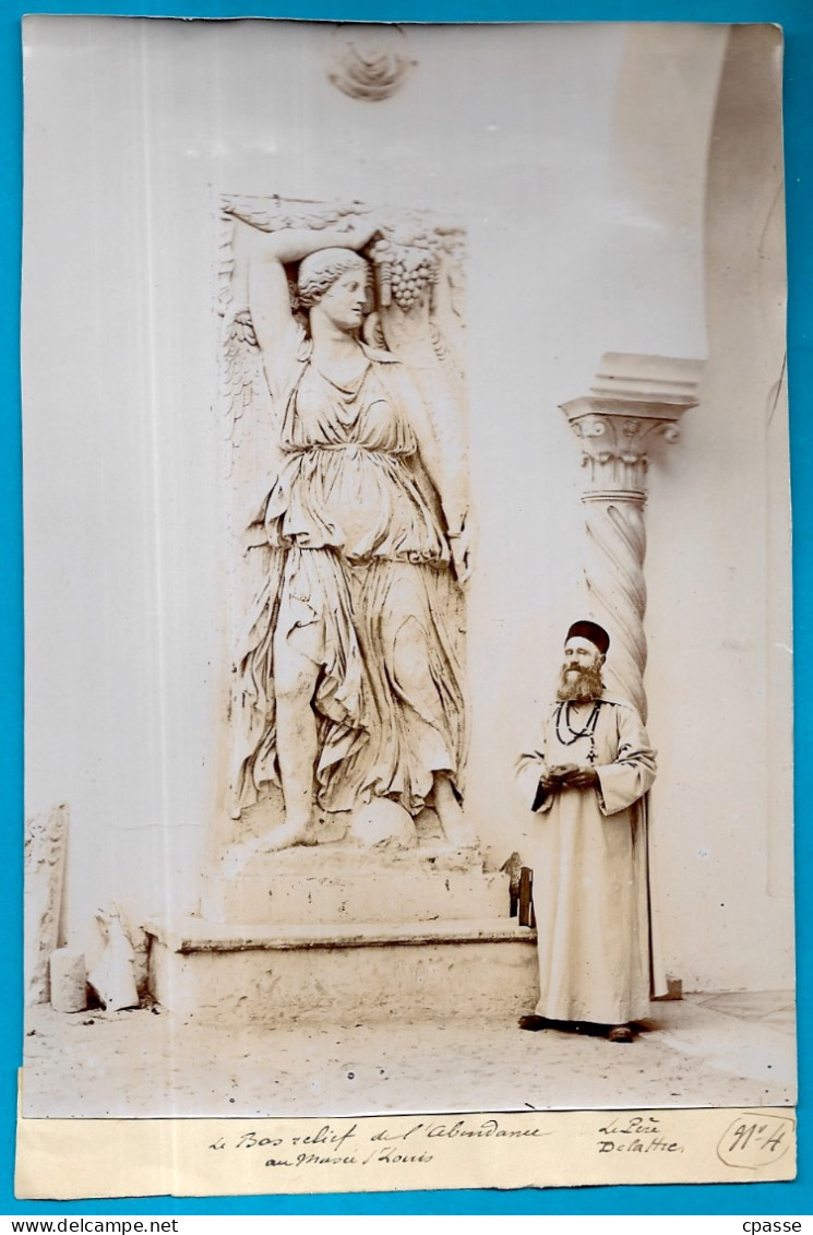 PHOTO Photographie Tunisie - Le Père DELATTRE (Directeur Des Fouilles De CARTHAGE) Devant Un Bas-Relief... - Africa