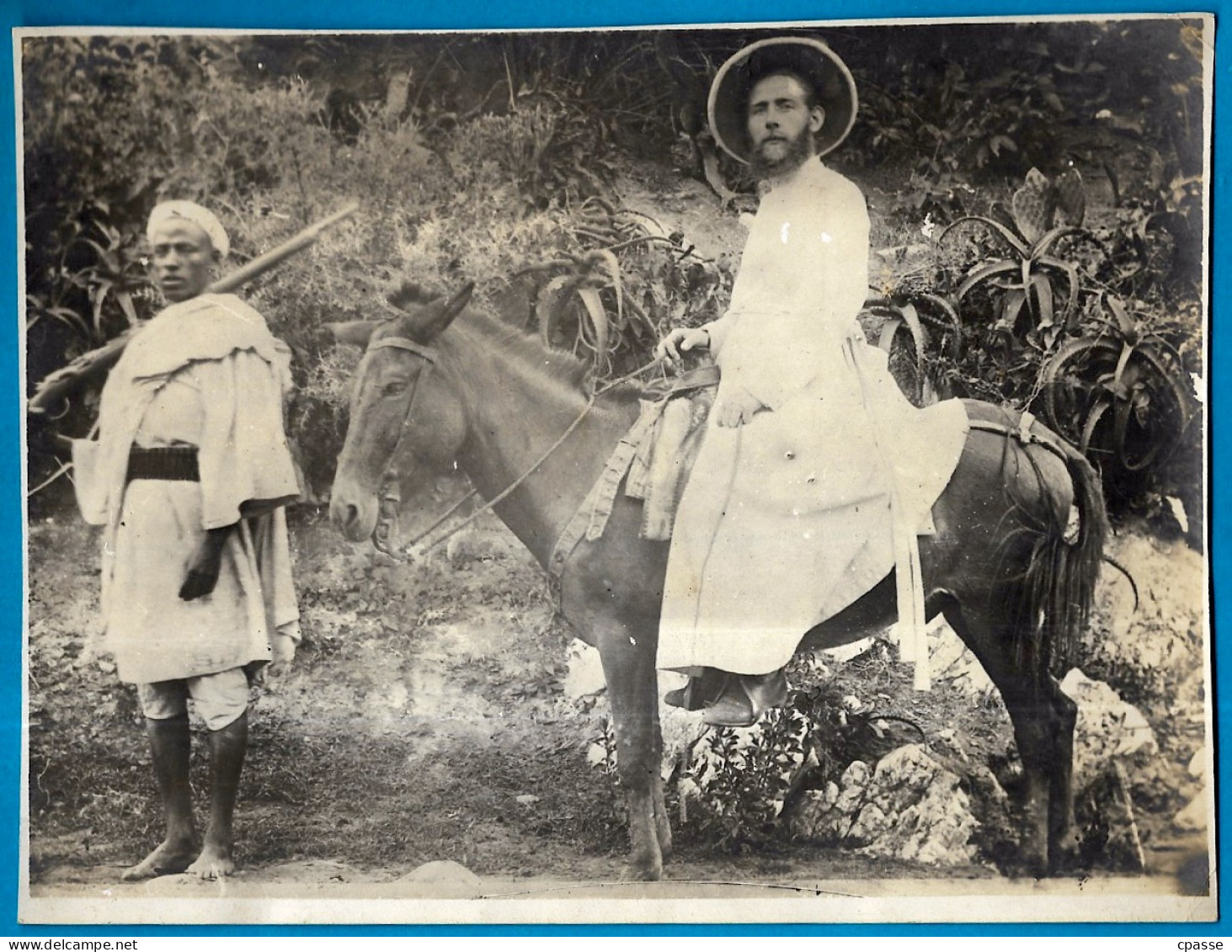 PHOTO Photographie Afrique - Missionnaire Sur Un Mulet, Escorté Par Un Homme Armé ** Missions Catholiques - Africa