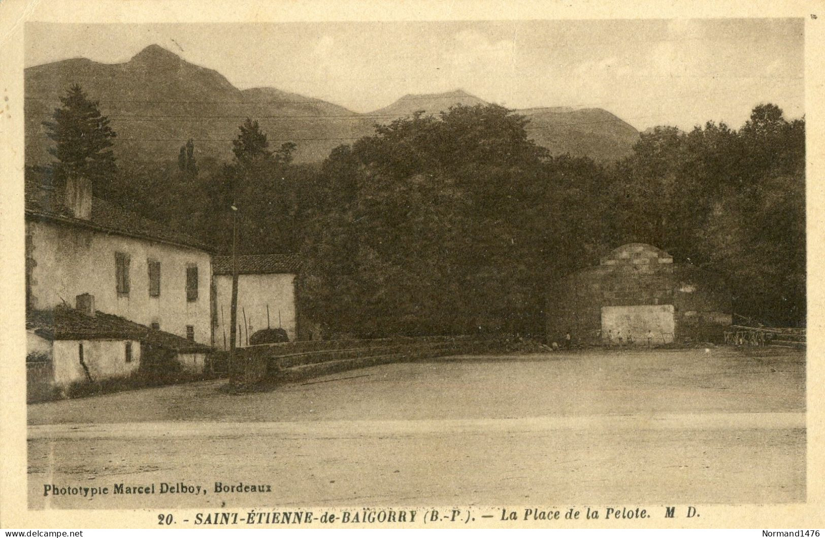 La Place De La Pelote - Saint Etienne De Baigorry