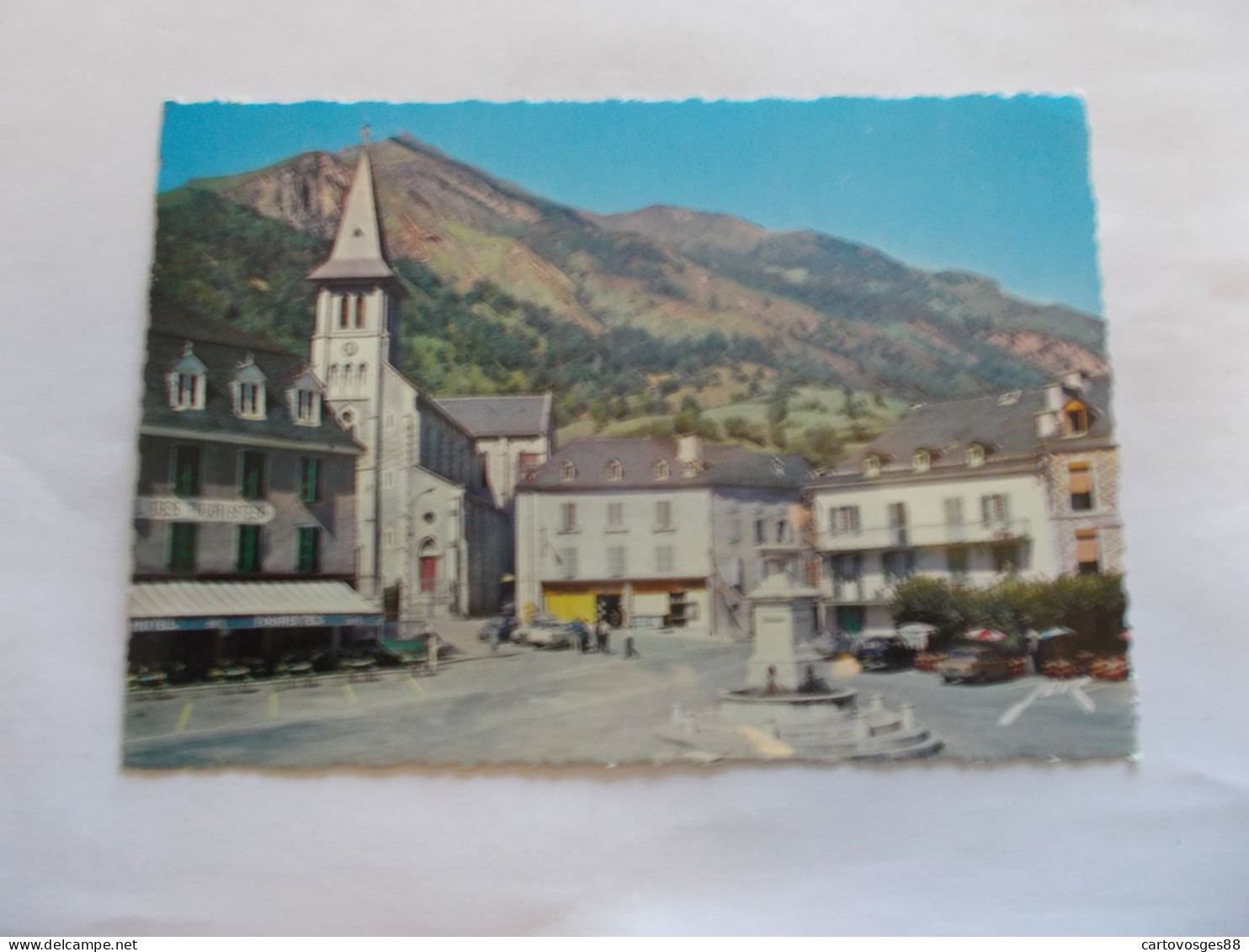 LARUNS ( 66 Pyrenees Orientales ) LA PLACE DU VILLAGE ET LE PIC DES CINQ MONTS PLACE ANIMEES AUTOS COMMERCES - Autres & Non Classés