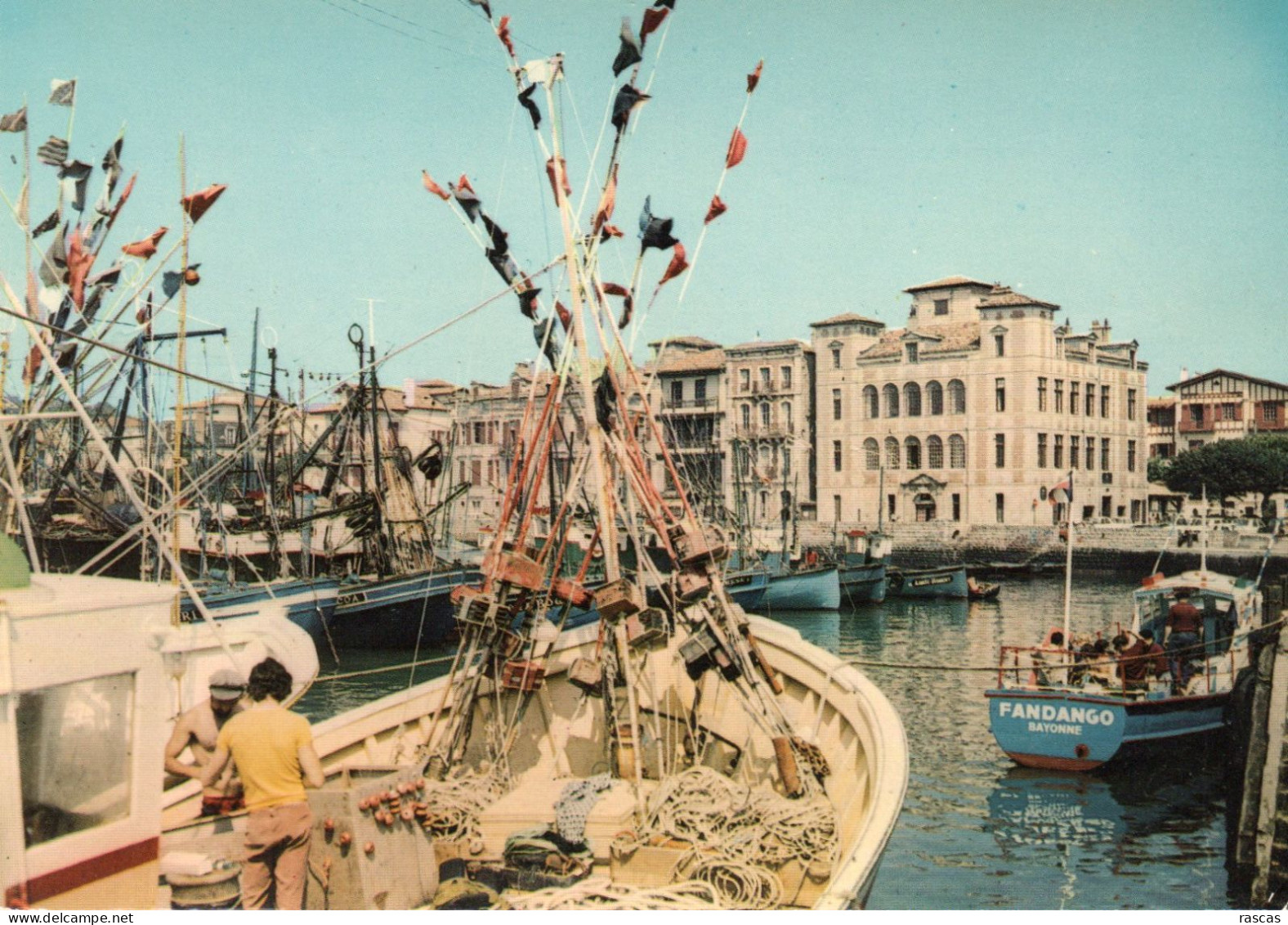 CPM - P - PYRENEES ATLANTIQUES - SAINT JEAN DE LUZ - LE PORT - BATEAUX DE PECHE - AU FOND LA MAISON DE L'INFANTE - Saint Jean De Luz