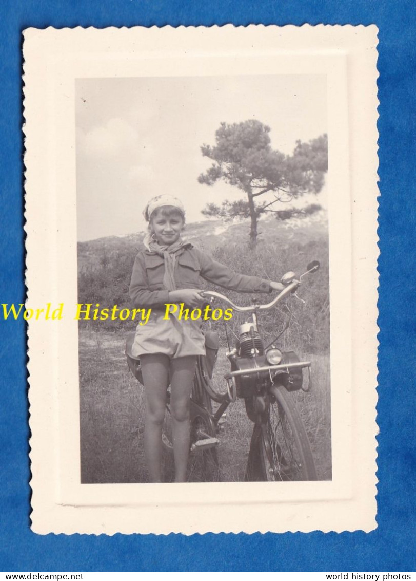 Photo Ancienne Snapshot - Beau Portrait D'une Jeune Fille & Son Vélo SOLEX - Route Enfant Mode Mignon Cycle à Moteur - Coches